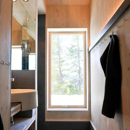 Modern Family With Mountain Views *